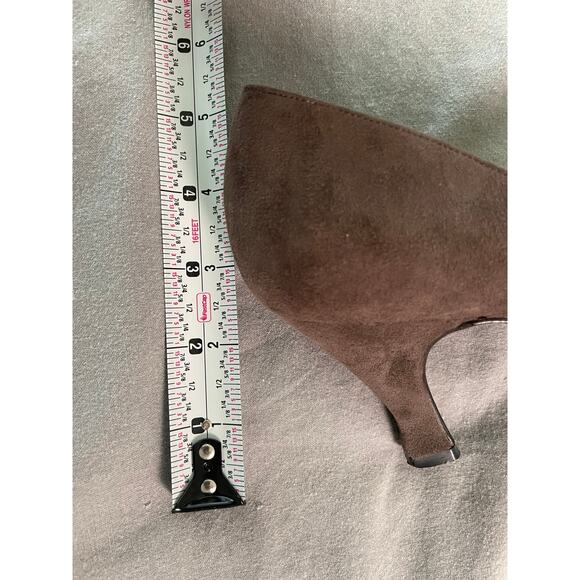 Vtg. Bruno Magli Made in Italy Sueded Tan Heels with Gold Dash detailing  SZ 9 - Picture 8 of 11